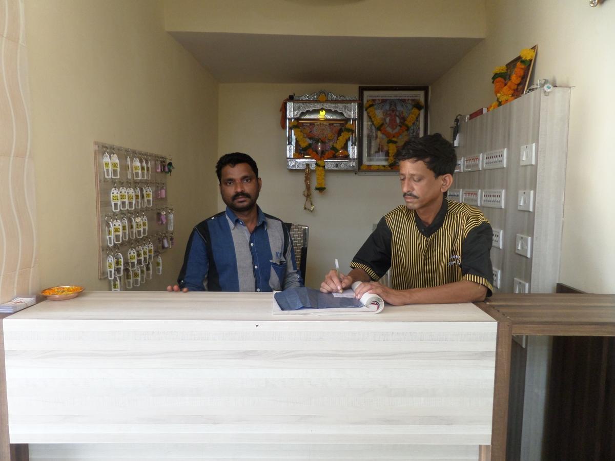 Hotel Riya-Raj Lodging Titwala Экстерьер фото